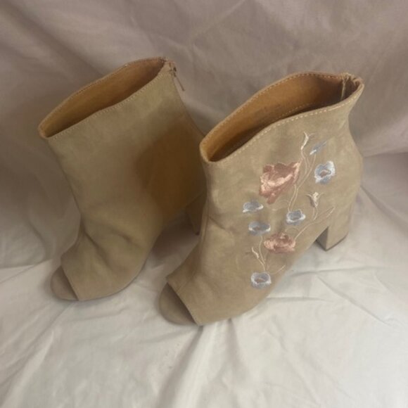 NY and Co Floral Taupe Tan Suede Ankle Bootie, Peep Toe Embroidered, size 8M - Picture 3 of 8